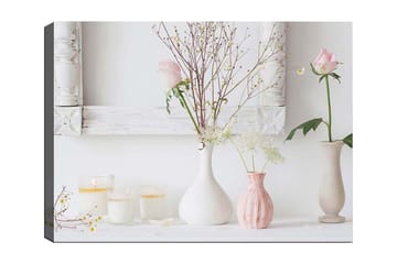 Canvastavla 70x100 cm - Stillsam komposition av blommor i olika vaser med en romantisk känsla - Ljusrosa / Vit / Beige - Inredning - Tavlor & posters - Canvastavla