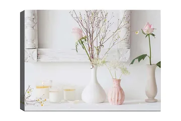 Canvastavla 70x100 cm - Stillsam komposition av blommor i olika vaser med en romantisk känsla - Ljusrosa / Vit / Beige - Inredning - Tavlor & posters - Canvastavla