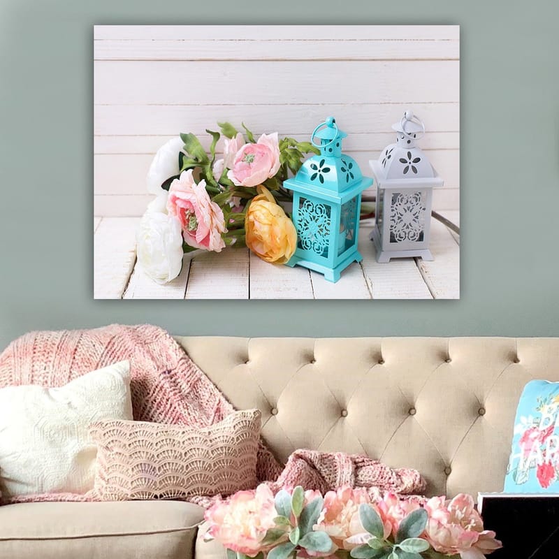 Canvastavla 70x100 cm - Stillsam komposition av blommor och lanternor i pastellfärger - Ljusblå / Rosa / Gul - Inredning - Tavlor & posters - Canvastavla