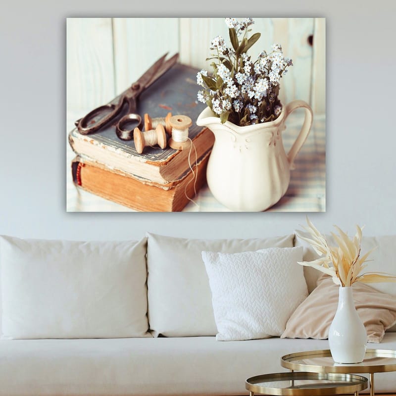 Canvastavla 70x100 cm - Stillsam komposition av en kanna med blommor, en bok och syverktyg - Ljusblå / Beige / Grön - Inredning - Tavlor & posters - Canvastavla