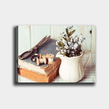 Canvastavla 70x100 cm - Stillsam komposition av en kanna med blommor, en bok och syverktyg - Ljusblå / Beige / Grön - Inredning - Tavlor & posters - Canvastavla