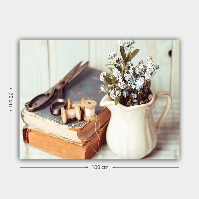 Canvastavla 70x100 cm - Stillsam komposition av en kanna med blommor, en bok och syverktyg - Ljusblå / Beige / Grön - Inredning - Tavlor & posters - Canvastavla