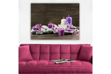 Canvastavla 70x100 cm - Stillsam komposition av ljus och stenar med lila och vita ljus omgivna av blommor - Lila / Vit / Grå - Inredning - Tavlor & posters - Canvastavla