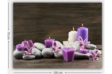 Canvastavla 70x100 cm - Stillsam komposition av ljus och stenar med lila och vita ljus omgivna av blommor - Lila / Vit / Grå - Inredning - Tavlor & posters - Canvastavla
