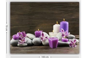 Canvastavla 70x100 cm - Stillsam komposition av ljus och stenar med lila och vita ljus omgivna av blommor - Lila / Vit / Grå - Inredning - Tavlor & posters - Canvastavla