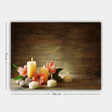 Canvastavla 70x100 cm - Stillsam komposition av ljusande ljus och rosa blommor på stenar - Ljusgul / Rosa / Grön - Inredning - Tavlor & posters - Canvastavla