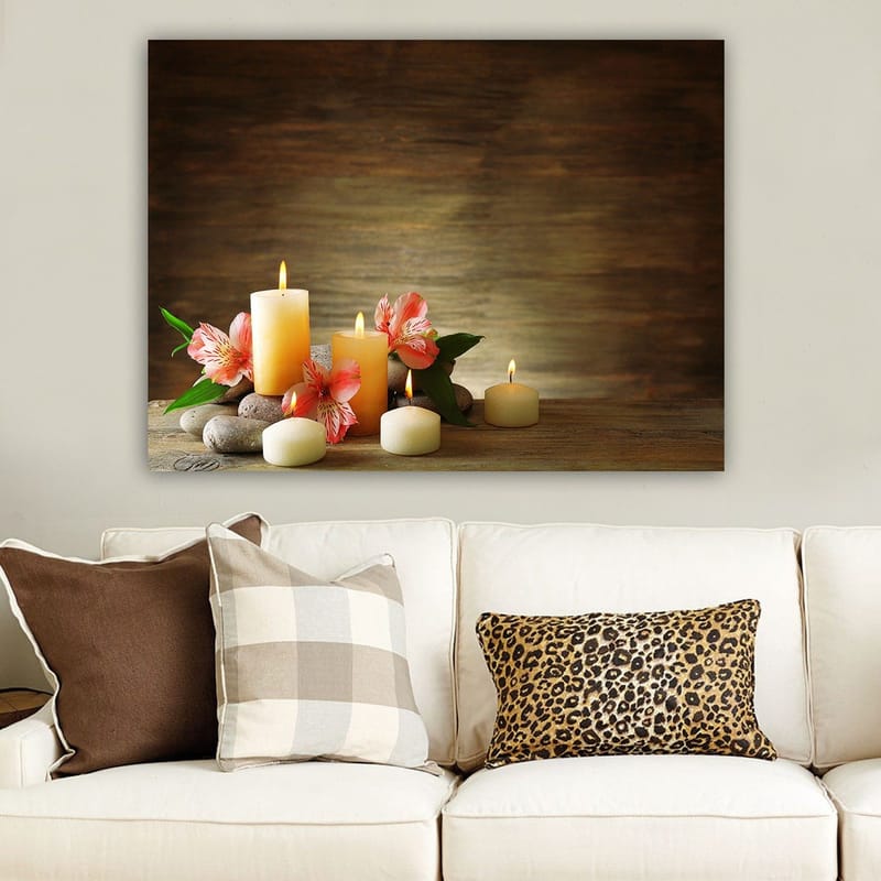 Canvastavla 70x100 cm - Stillsam komposition av ljusande ljus och rosa blommor på stenar - Ljusgul / Rosa / Grön - Inredning - Tavlor & posters - Canvastavla