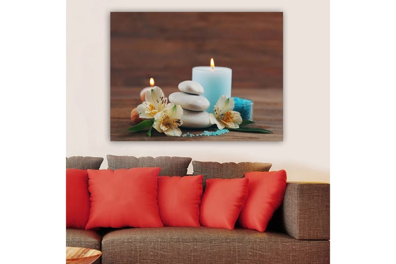 Canvastavla 70x100 cm - Stillsam komposition av stenar, blommor och ljus som skapar en avkopplande atmosfär - Ljusblå / Vit / Grön - Inredning - Tavlor & posters - Canvastavla