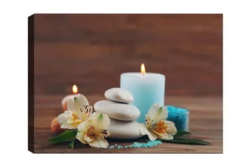 Canvastavla 70x100 cm - Stillsam komposition av stenar, blommor och ljus som skapar en avkopplande atmosfär - Ljusblå / Vit / Grön - Inredning - Tavlor & posters - Canvastavla