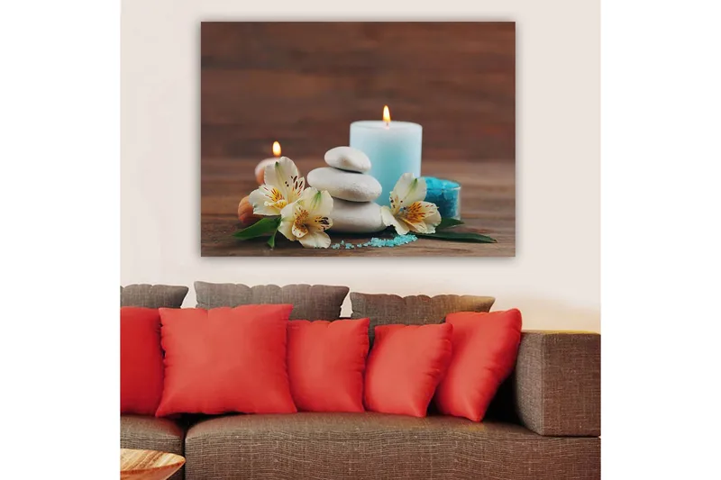 Canvastavla 70x100 cm - Stillsam komposition av stenar, blommor och ljus som skapar en avkopplande atmosfär - Ljusblå / Vit / Grön - Inredning - Tavlor & posters - Canvastavla