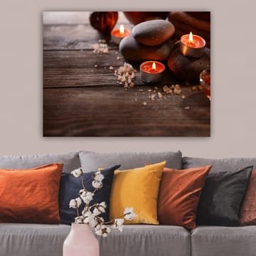 Canvastavla 70x100 cm - Stillsam komposition av stenar och tända ljus som skapar en avkopplande atmosfär - Grå / Orange / Brun - Inredning - Tavlor & posters - Canvastavla