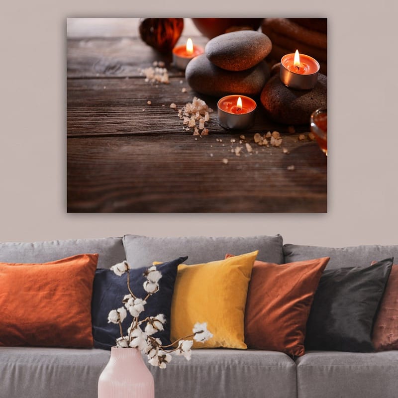 Canvastavla 70x100 cm - Stillsam komposition av stenar och tända ljus som skapar en avkopplande atmosfär, Grå / Orange / Brun