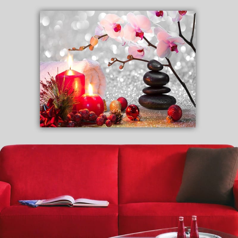 Canvastavla 70x100 cm - Stillsam komposition med ljusa orkidéer, svarta stenar och röda ljus som skapar en harmonisk atmosfär - Rosa / Röd / Svart - Inredning - Tavlor & posters - Canvastavla