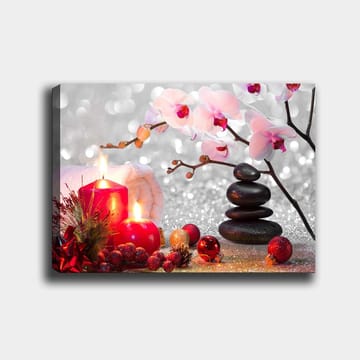 Canvastavla 70x100 cm - Stillsam komposition med ljusa orkidéer, svarta stenar och röda ljus som skapar en harmonisk atmosfär - Rosa / Röd / Svart - Inredning - Tavlor & posters - Canvastavla