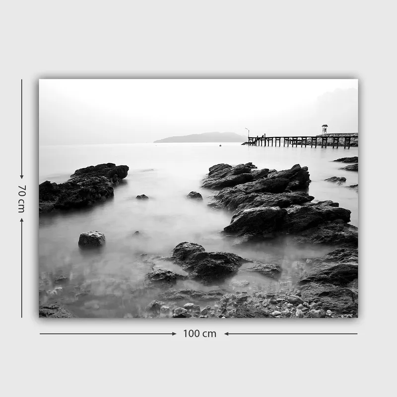 Canvastavla 70x100 cm - Stillsam kustlandskap med klippor och en brygga i fjärran - Svart / Vitt / Grått - Inredning - Tavlor & posters - Canvastavla