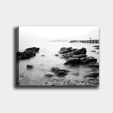 Canvastavla 70x100 cm - Stillsam kustlandskap med klippor och en brygga i fjärran - Svart / Vitt / Grått - Inredning - Tavlor & posters - Canvastavla