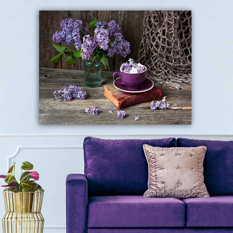 Canvastavla 70x100 cm - Stillsam naturtavla med lila syrener i en glasvas och en lila kopp på en gammal bok, Lila / Grön / Brun
