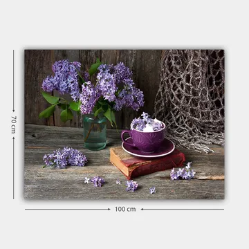 Canvastavla 70x100 cm - Stillsam naturtavla med lila syrener i en glasvas och en lila kopp på en gammal bok - Lila / Grön / Brun - Inredning - Tavlor & posters - Canvastavla