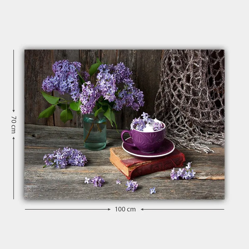Canvastavla 70x100 cm - Stillsam naturtavla med lila syrener i en glasvas och en lila kopp på en gammal bok - Lila / Grön / Brun - Inredning - Tavlor & posters - Canvastavla