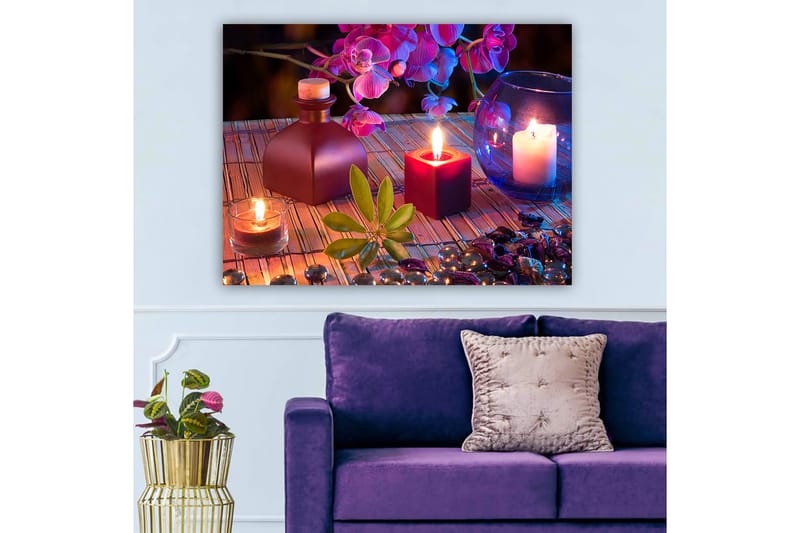 Canvastavla 70x100 cm - Stillsam och harmonisk stilleben med ljus, blommor och dekorationer, Mörkröd / Grön / Lila