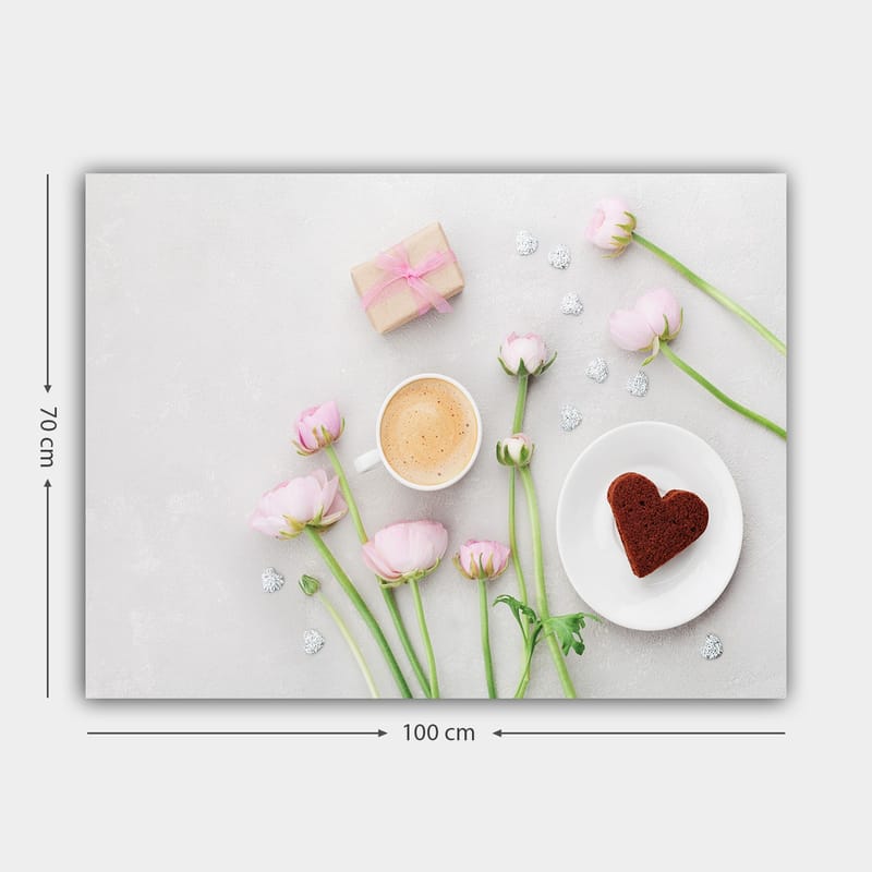 Canvastavla 70x100 cm - Stillsam och romantisk dukning med rosa blommor, en kopp kaffe och en hjärtformad kaka - Rosa / Brun / Vit - Inredning - Tavlor & posters - Canvastavla