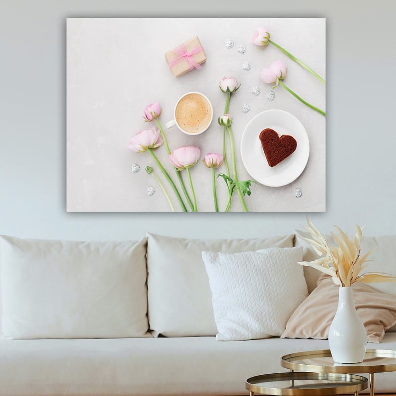 Canvastavla 70x100 cm - Stillsam och romantisk dukning med rosa blommor, en kopp kaffe och en hjärtformad kaka - Rosa / Brun / Vit - Inredning - Tavlor & posters - Canvastavla