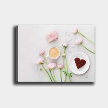 Canvastavla 70x100 cm - Stillsam och romantisk dukning med rosa blommor, en kopp kaffe och en hjärtformad kaka - Rosa / Brun / Vit - Inredning - Tavlor & posters - Canvastavla