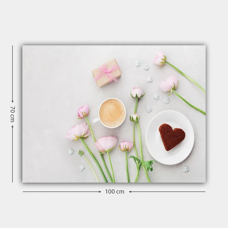 Canvastavla 70x100 cm - Stillsam och romantisk dukning med rosa blommor, en kopp kaffe och en hjärtformad kaka - Rosa / Brun / Vit - Inredning - Tavlor & posters - Canvastavla