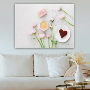 Canvastavla 70x100 cm - Stillsam och romantisk dukning med rosa blommor, en kopp kaffe och en hjärtformad kaka - Rosa / Brun / Vit - Inredning - Tavlor & posters - Canvastavla