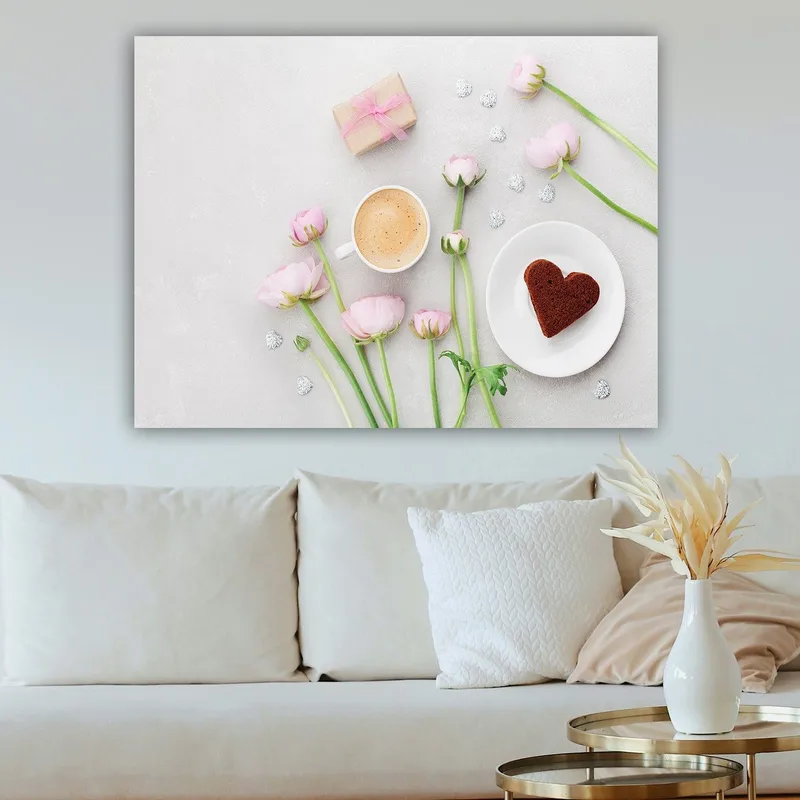 Canvastavla 70x100 cm - Stillsam och romantisk dukning med rosa blommor, en kopp kaffe och en hjärtformad kaka - Rosa / Brun / Vit - Inredning - Tavlor & posters - Canvastavla