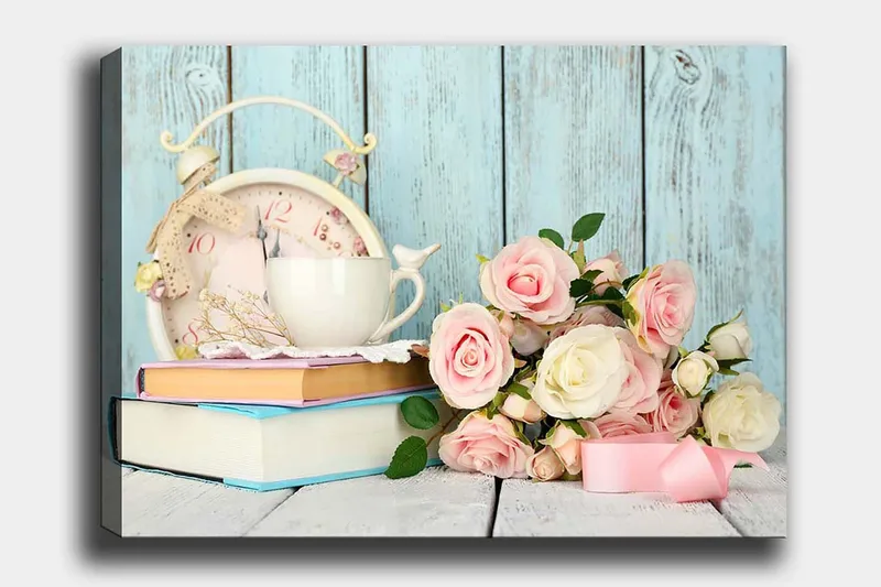 Canvastavla 70x100 cm - Stillsam och romantisk komposition med en kopp, en gammaldags klocka och en bukett rosor - Ljusrosa / Vit / Ljusblå - Inredning - Tavlor & posters - Canvastavla