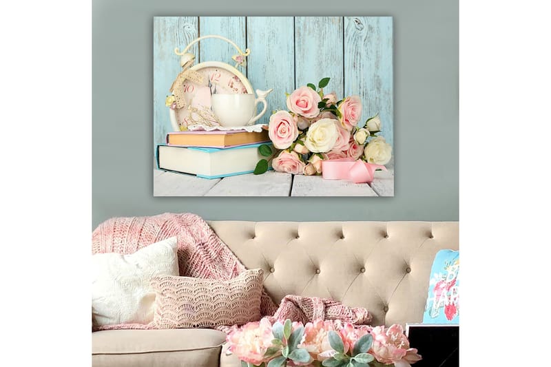 Canvastavla 70x100 cm - Stillsam och romantisk komposition med en kopp, en gammaldags klocka och en bukett rosor - Ljusrosa / Vit / Ljusblå - Inredning - Tavlor & posters - Canvastavla