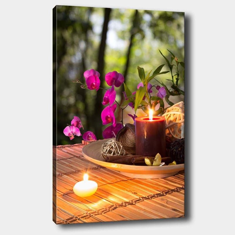 Canvastavla 70x100 cm - Stillsam samling av blommor och ljus på ett bord, som skapar en harmonisk atmosfär, Lila / Mörkröd / Grön