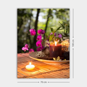 Canvastavla 70x100 cm - Stillsam samling av blommor och ljus på ett bord, som skapar en harmonisk atmosfär - Lila / Mörkröd / Grön - Inredning - Tavlor & posters - Canvastavla
