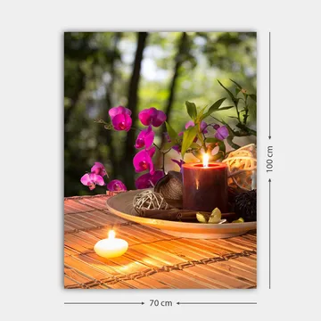 Canvastavla 70x100 cm - Stillsam samling av blommor och ljus på ett bord, som skapar en harmonisk atmosfär - Lila / Mörkröd / Grön - Inredning - Tavlor & posters - Canvastavla
