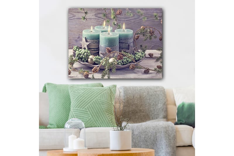 Canvastavla 70x100 cm - Stillsam samling av fyra ljus omgivna av grönska och dekorationer - Grön / Ljusblå / Brun - Inredning - Tavlor & posters - Canvastavla