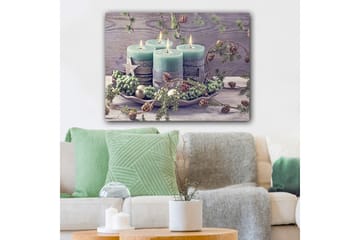 Canvastavla 70x100 cm - Stillsam samling av fyra ljus omgivna av grönska och dekorationer - Grön / Ljusblå / Brun - Inredning - Tavlor & posters - Canvastavla