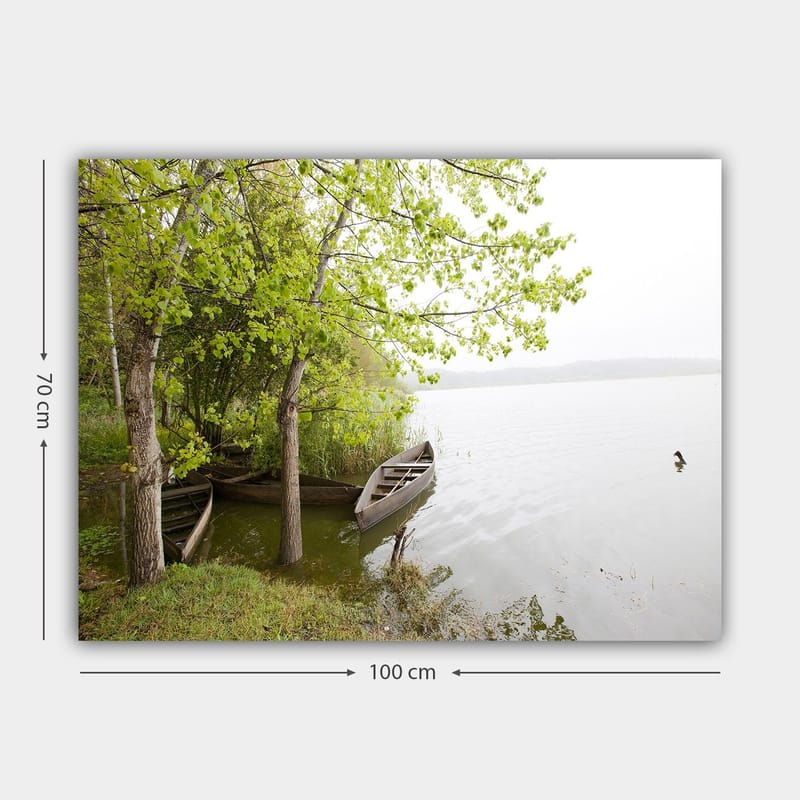 Canvastavla 70x100 cm - Stillsam sjöscen med båtar och grönskande träd vid vattnet - Grön / Brun / Grå - Inredning - Tavlor & posters - Canvastavla