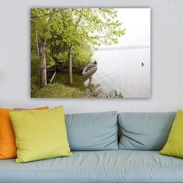 Canvastavla 70x100 cm - Stillsam sjöscen med båtar och grönskande träd vid vattnet - Grön / Brun / Grå - Inredning - Tavlor & posters - Canvastavla