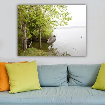 Canvastavla 70x100 cm - Stillsam sjöscen med båtar och grönskande träd vid vattnet - Grön / Brun / Grå - Inredning - Tavlor & posters - Canvastavla
