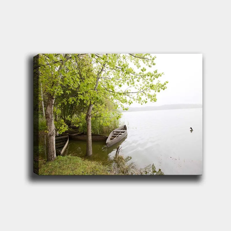 Canvastavla 70x100 cm - Stillsam sjöscen med båtar och grönskande träd vid vattnet - Grön / Brun / Grå - Inredning - Tavlor & posters - Canvastavla