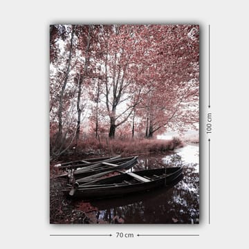Canvastavla 70x100 cm - Stillsam sjöscen med två båtar omgivna av röda träd och växtlighet - Röd / Svart / Vit - Inredning - Tavlor & posters - Canvastavla