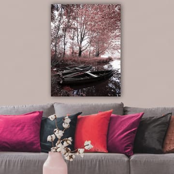 Canvastavla 70x100 cm - Stillsam sjöscen med två båtar omgivna av röda träd och växtlighet - Röd / Svart / Vit - Inredning - Tavlor & posters - Canvastavla