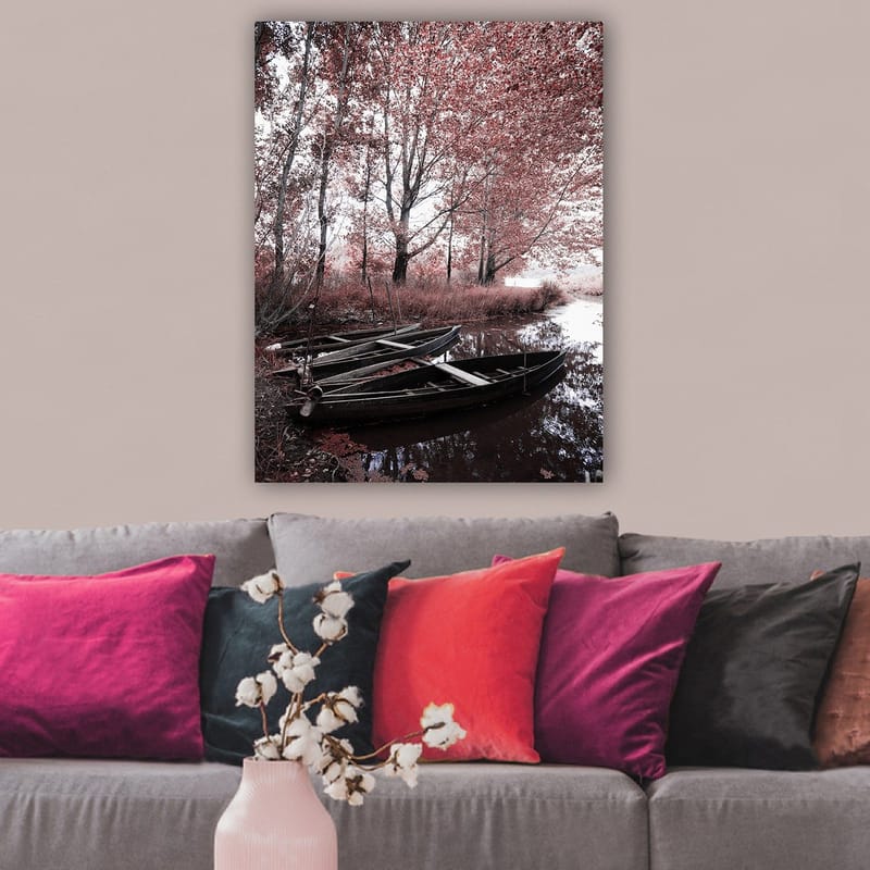 Canvastavla 70x100 cm - Stillsam sjöscen med två båtar omgivna av röda träd och växtlighet - Röd / Svart / Vit - Inredning - Tavlor & posters - Canvastavla