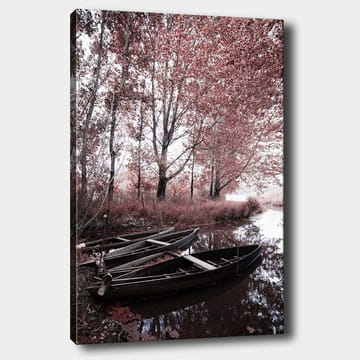Canvastavla 70x100 cm - Stillsam sjöscen med två båtar omgivna av röda träd och växtlighet - Röd / Svart / Vit - Inredning - Tavlor & posters - Canvastavla
