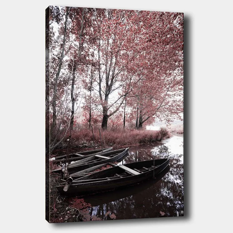 Canvastavla 70x100 cm - Stillsam sjöscen med två båtar omgivna av röda träd och växtlighet, Röd / Svart / Vit