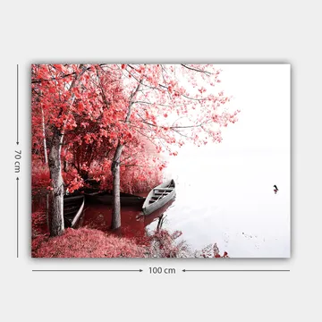 Canvastavla 70x100 cm - Stillsam sjöscen med två båtar omgivna av sprakande röda träd i höstfärger - Röd / Grå - Inredning - Tavlor & posters - Canvastavla