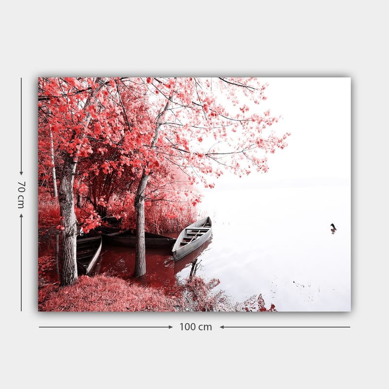 Canvastavla 70x100 cm - Stillsam sjöscen med två båtar omgivna av sprakande röda träd i höstfärger - Röd / Grå - Inredning - Tavlor & posters - Canvastavla