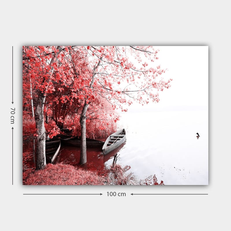 Canvastavla 70x100 cm - Stillsam sjöscen med två båtar omgivna av sprakande röda träd i höstfärger - Röd / Grå - Inredning - Tavlor & posters - Canvastavla