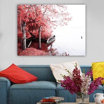 Canvastavla 70x100 cm - Stillsam sjöscen med två båtar omgivna av sprakande röda träd i höstfärger - Röd / Grå - Inredning - Tavlor & posters - Canvastavla